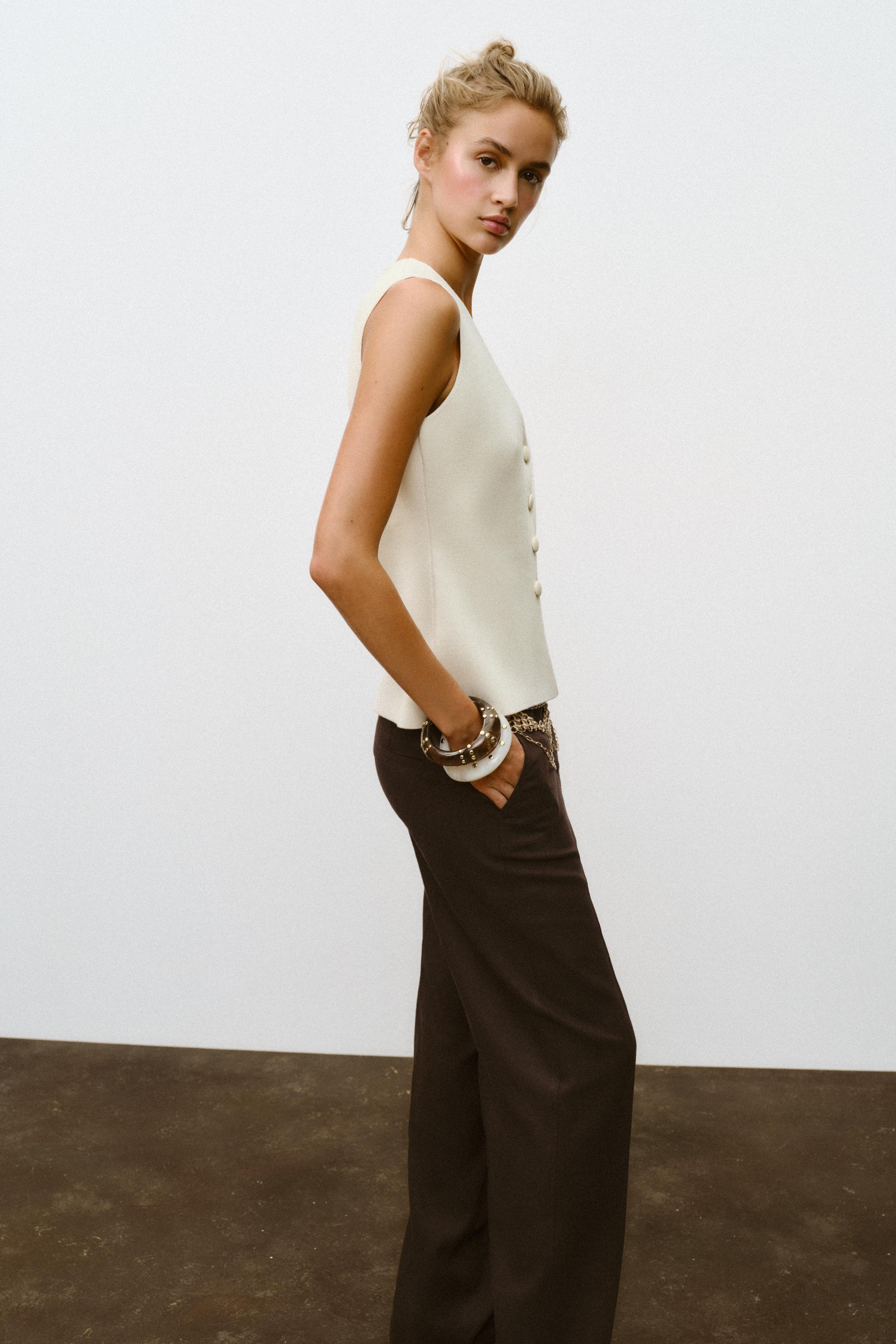 GILET EN MAILLE À BOUTONS REVÊTUS